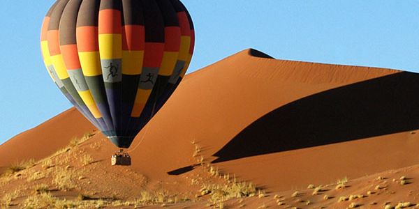 Sanddüne mit Heißluftballon in Namibia